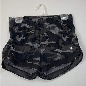 Athleta Printed Mesh Racer Run Short 4” in black camo print